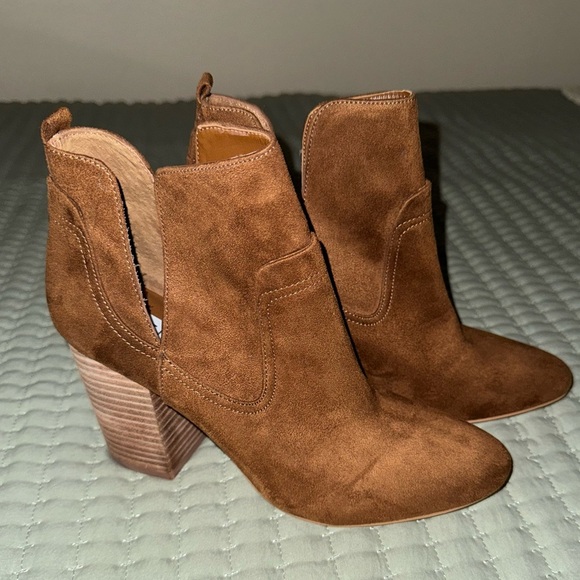 Steve Madden Alyse Bootie Suede upper w a pointy toe, chunky heel. Size 7.5 NWOT - Picture 1 of 10